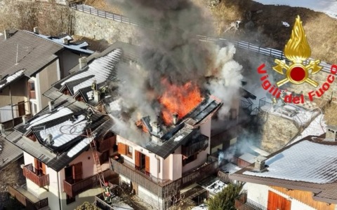 Incendio a Ponte di Legno, distrutta la casa di una famiglia di Nembro