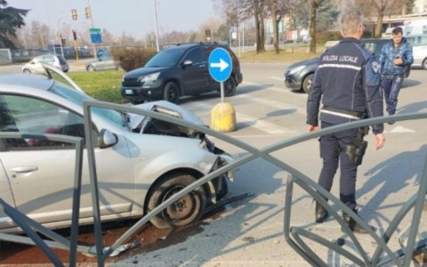 Auto fuori controllo a Verdellino: ferito il 78enne alla guida