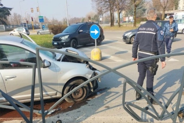 Auto fuori controllo a Verdellino: ferito il 78enne alla guida