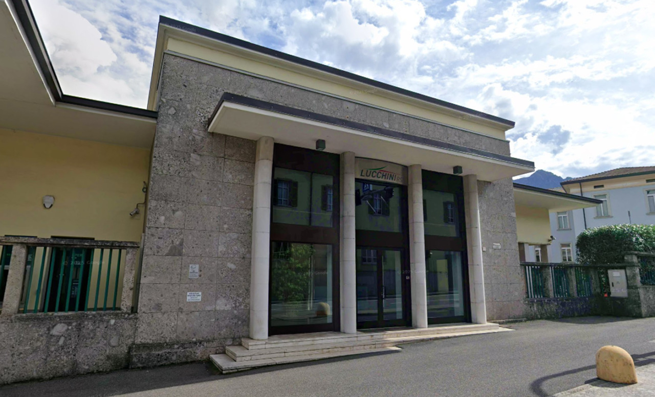 Il caso parcheggi alla Lucchini di Lovere: 600 posti (molti a pagamento) per 1.500 lavoratori