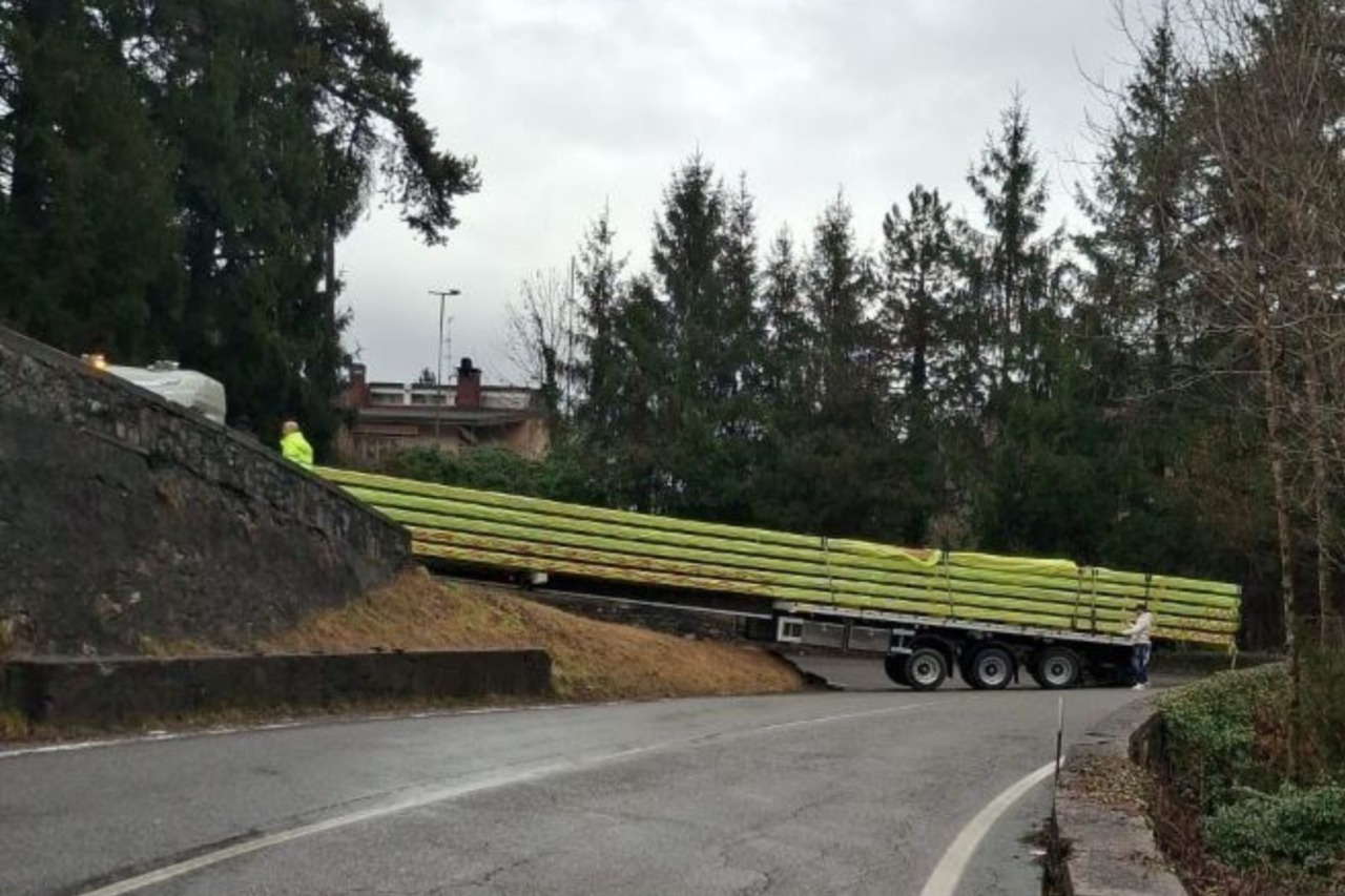Tra Clusone e Ponte Nossa un mezzo pesante incastrato ha mandato il traffico in tilt