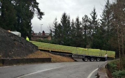 Tra Clusone e Ponte Nossa un mezzo pesante incastrato ha mandato il traffico in tilt