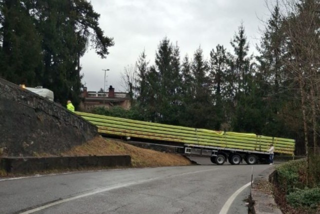 Tra Clusone e Ponte Nossa un mezzo pesante incastrato ha mandato il traffico in tilt