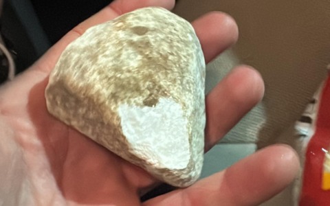 Sassi lanciati contro le auto tra Curno e Ponte San Pietro: tre ragazzini identificati e denunciati