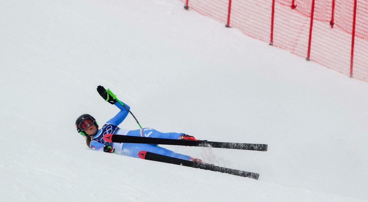 Sofia Goggia cade nella discesa per la combinata a squadre (ma non si è fatta male)