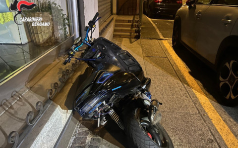 Calci e pugni ai carabinieri dopo essere scappati con lo scooter rubato a un 17enne: arrestati due giovani