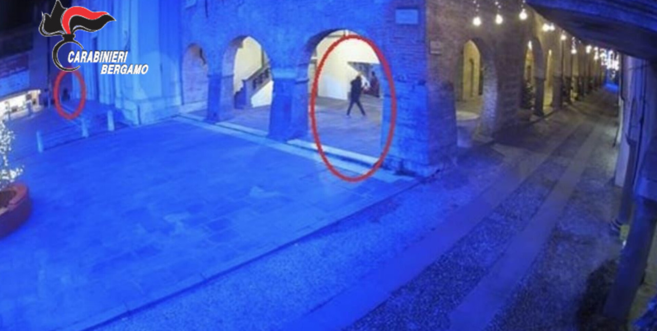 Avevano distrutto alberi di Natale e danneggiato auto e negozi: individuati i vandali di Romano di Lombardia