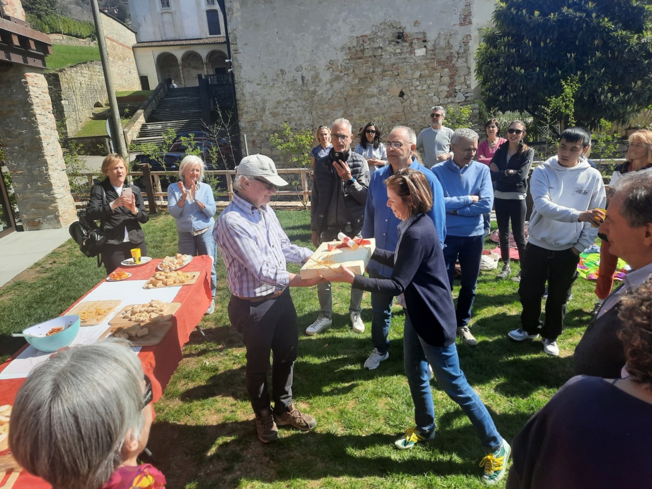 Gabriele Rinaldi, direttore dell’Orto Botanico di Bergamo, va in pensione: l’abbraccio di amici e volontari