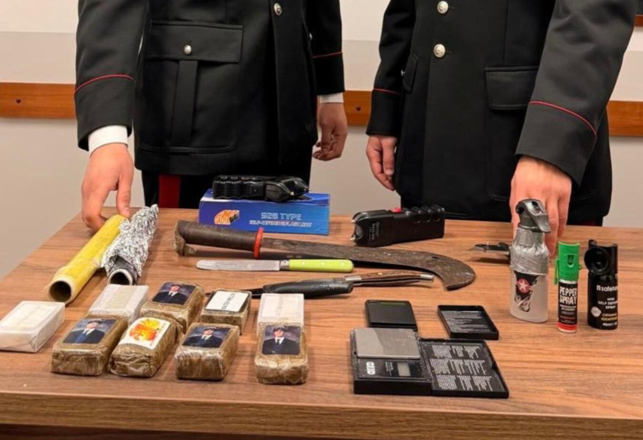 Droga nel box, armi bianche e merce di dubbia provenienza: arrestato 60enne a Osio Sotto