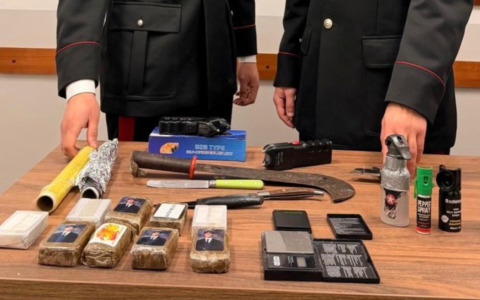 Droga nel box, armi bianche e merce di dubbia provenienza: arrestato 60enne a Osio Sotto