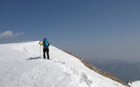 Tra le sei e le sette ore di cammino, 20 km e 1.500 metri di dislivello: fin sui monti CaBianca e Madonnino
