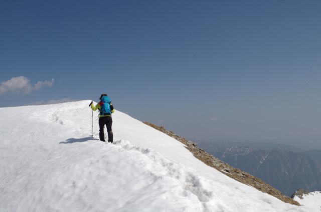 Tra le sei e le sette ore di cammino, 20 km e 1.500 metri di dislivello: fin sui monti CaBianca e Madonnino