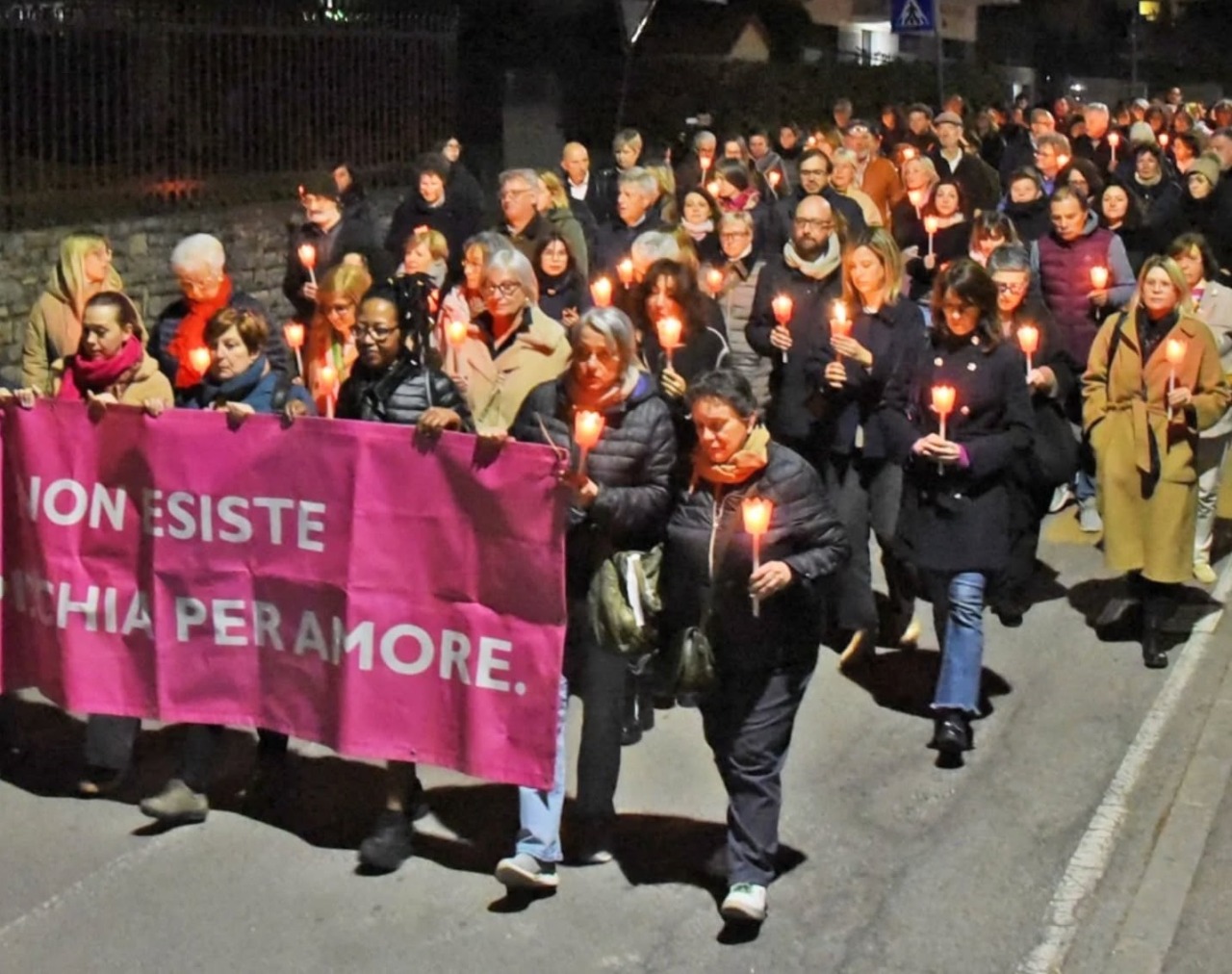 Centinaia di fiaccole nel silenzio per Valentina: Bergamo si unisce contro la violenza