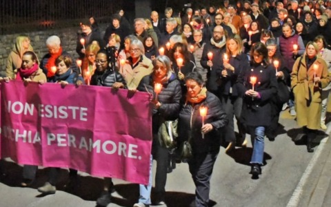 Centinaia di fiaccole nel silenzio per Valentina: Bergamo si unisce contro la violenza