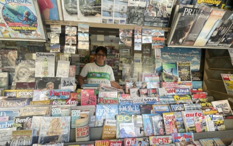 Ennesima aggressione alla edicolante di San Bartolomeo a Bergamo: «Non so più cosa fare, mi viene da piangere»