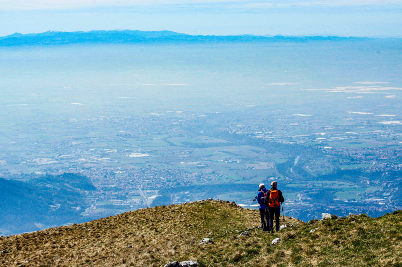 Osservando il lago d’Iseo e la Franciacorta, la primavera è più vicina in vetta al monte Bronzone