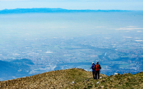 Osservando il lago d’Iseo e la Franciacorta, la primavera è più vicina in vetta al monte Bronzone