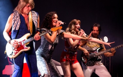 Gli Abba rivivono sul palco: a Bergamo arriva il tributo degli Abba Dream