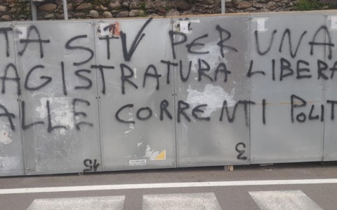 Referendum sulla Giustizia, denunciati atti vandalici in Bergamasca contro i manifesti a sostengo del “No”