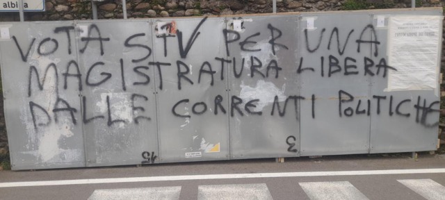 Referendum sulla Giustizia, denunciati atti vandalici in Bergamasca contro i manifesti a sostegno del “No”
