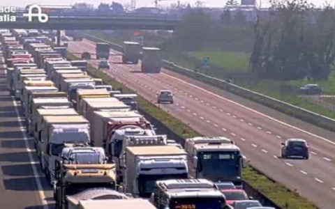Dramma all’alba sull’A4 verso Bergamo: un morto e lunghe code