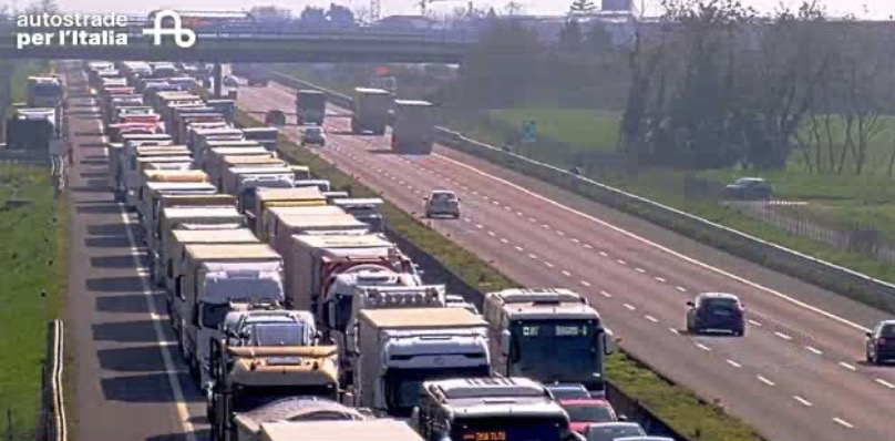 Dramma all’alba sull’A4 verso Bergamo: un morto e lunghe code