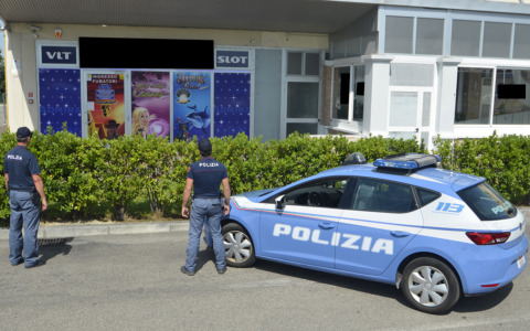 Controlli della polizia nelle sale gioco della provincia: irregolarità e multe