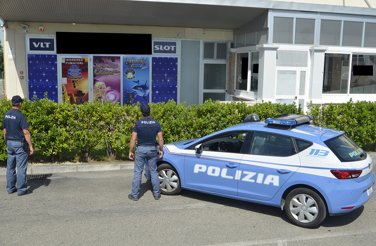 Controlli della polizia nelle sale gioco della provincia: irregolarità e multe