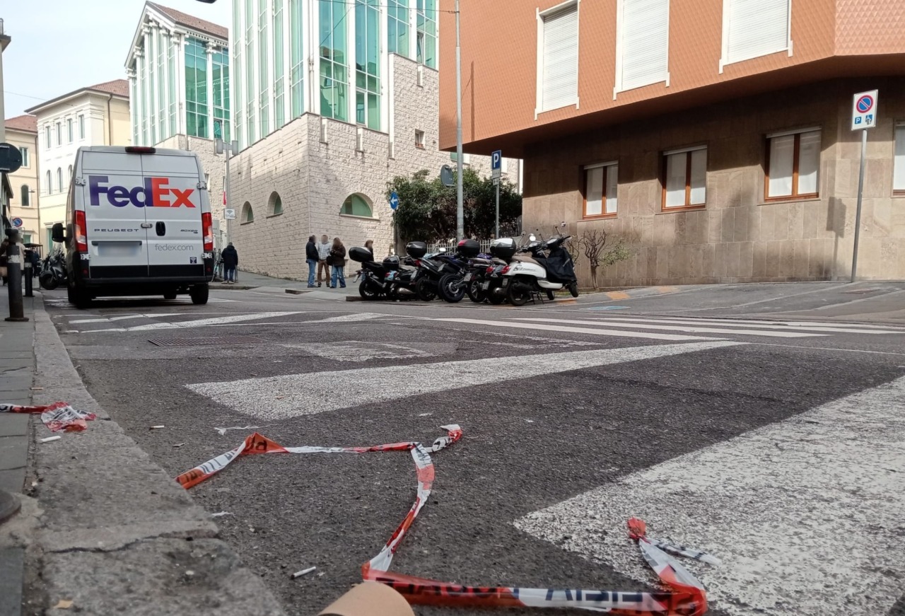 Uomo minaccia di darsi fuoco davanti al Tribunale di Bergamo, in via Borfuro