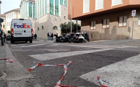 Uomo minaccia di darsi fuoco davanti al Tribunale di Bergamo, in via Borfuro