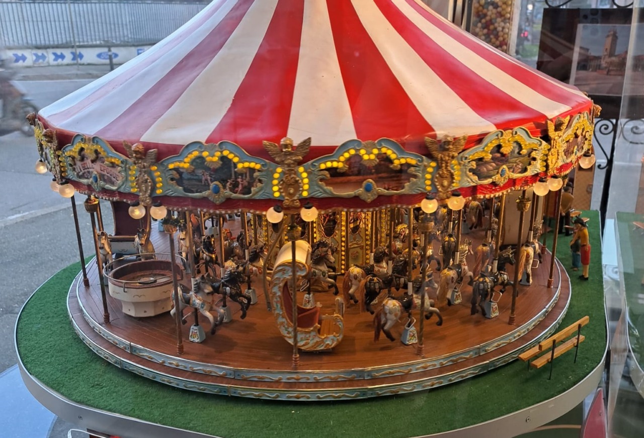 Storia della giostra incendiata e tornata a rivivere al Milady di via Carnovali. In miniatura