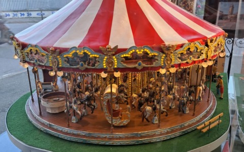 Storia della giostra incendiata e tornata a rivivere al Milady di via Carnovali. In miniatura