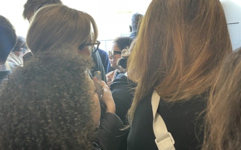 «Trenord ha cancellato il treno per Milano per due mattine di fila: pendolari ammassati contro le norme di sicurezza»