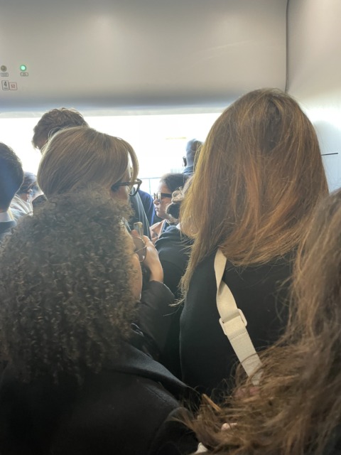 «Trenord ha cancellato il treno per Milano per due mattine di fila: pendolari ammassati contro le norme di sicurezza»