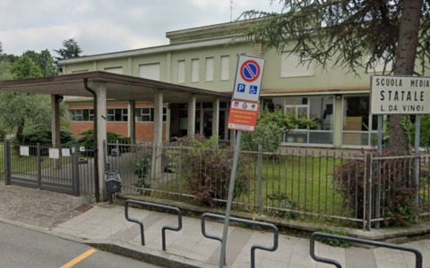 Insegnante di francese accoltellata da un 13enne nella scuola media di Trescore: non è in pericolo di vita