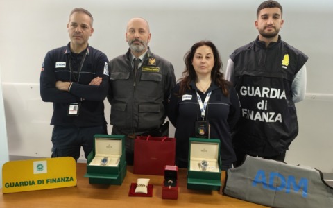 Hostess fermata a Orio con Rolex e Cartier nascosti sotto la gonna: sequestro da oltre 42 mila euro