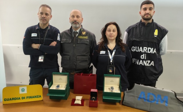 Hostess fermata a Orio con Rolex e Cartier nascosti sotto la gonna: sequestro da oltre 42 mila euro