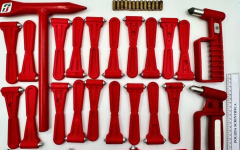 Denunciato un 17enne accusato di rapinare ragazzini a Bergamo: li minacciava con un coltello