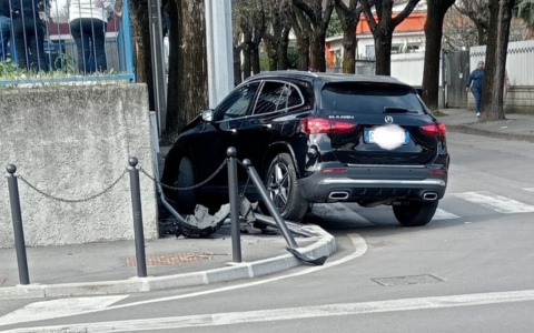 Inseguimento ad alta tensione a Romano: due minorenni rubano un’auto e si schiantano