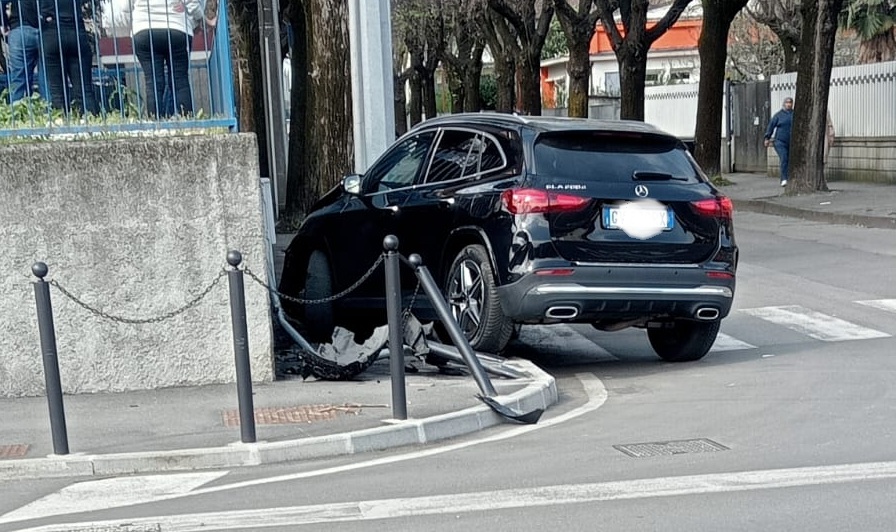 Inseguimento ad alta tensione a Romano: due minorenni rubano un’auto e si schiantano