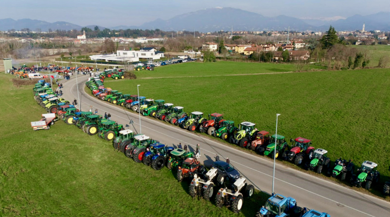 La carica dei cento e più trattori per le vie di Treviolo: la tradizione della Festa dell’Agricoltura