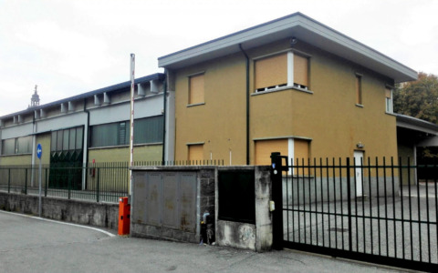 La segnalazione di una cittadina di Curno: «Sosta selvaggia per il Ramadan, che disastro!»