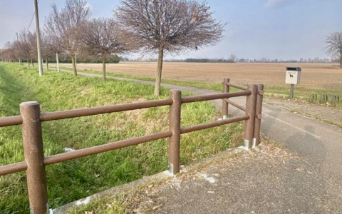 Staccionata sulla ciclabile e asfalto… con tanto di polemica a Comun Nuovo