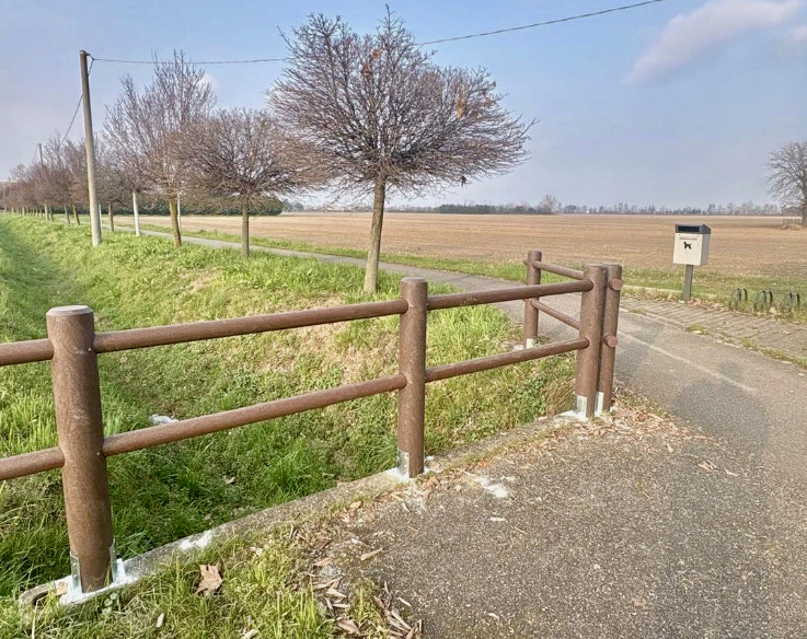 Staccionata sulla ciclabile e asfalto… con tanto di polemica a Comun Nuovo