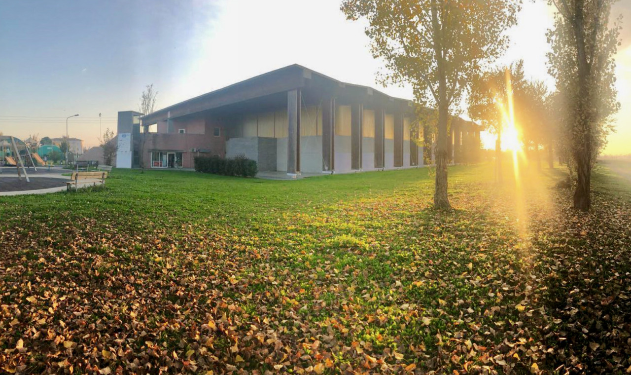 Sedie distrutte a “Il Barettino” di Comun Nuovo: l’indignazione corre sui social