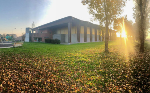 Sedie distrutte a “Il Barettino” di Comun Nuovo: l’indignazione corre sui social