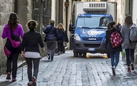 Sulla Corsarola, cuore di Città Alta, vietato il passaggio ai furgoni. Fi-nal-men-te!
