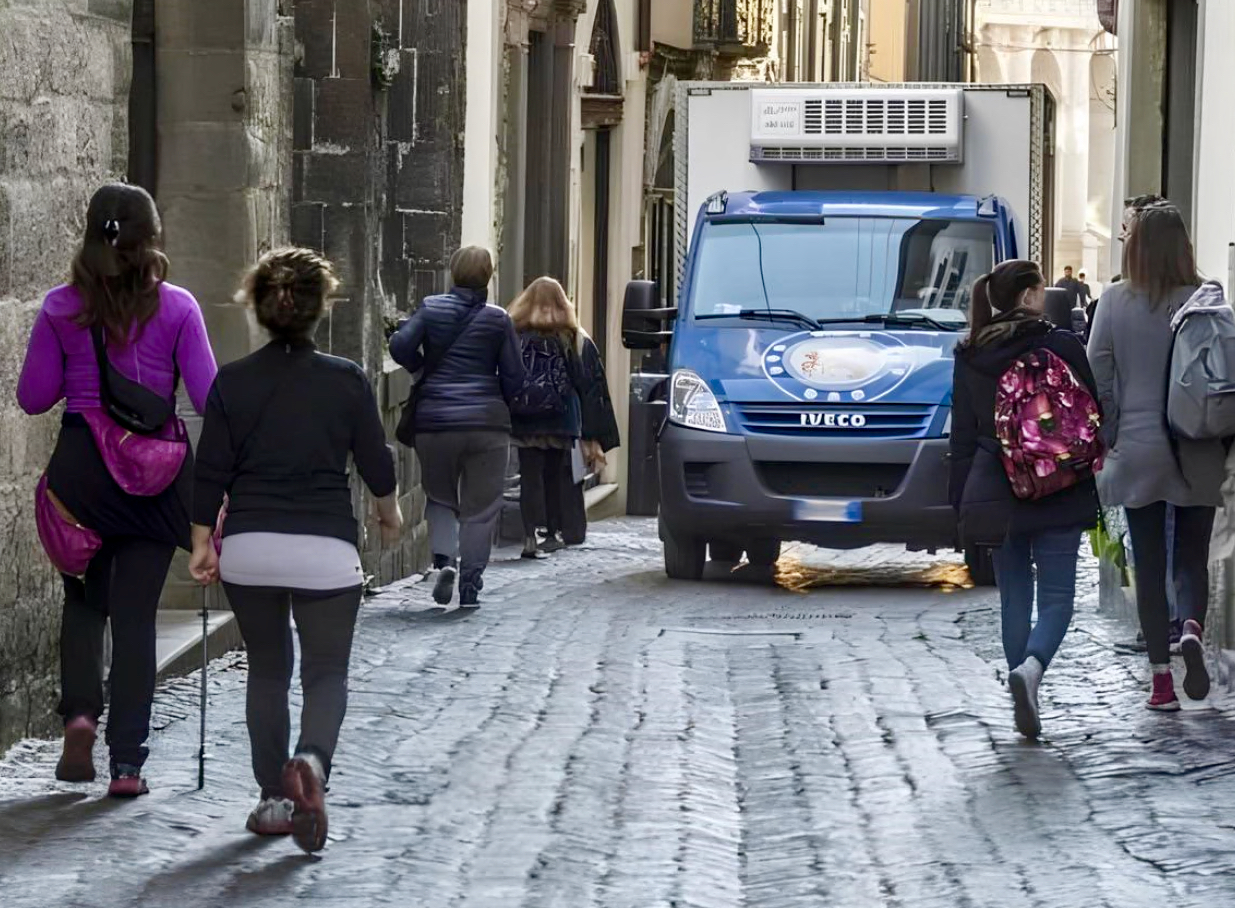 Sulla Corsarola, cuore di Città Alta, vietato il passaggio ai furgoni. Fi-nal-men-te!
