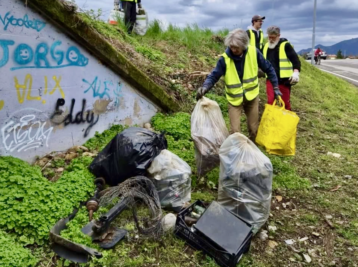 Settecentocinquanta chili di rifiuti: 45 volontari a Treviolo per ripulire il Brembo