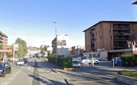 Scontro tra auto e moto in via autostrada: ferito motociclista 42enne